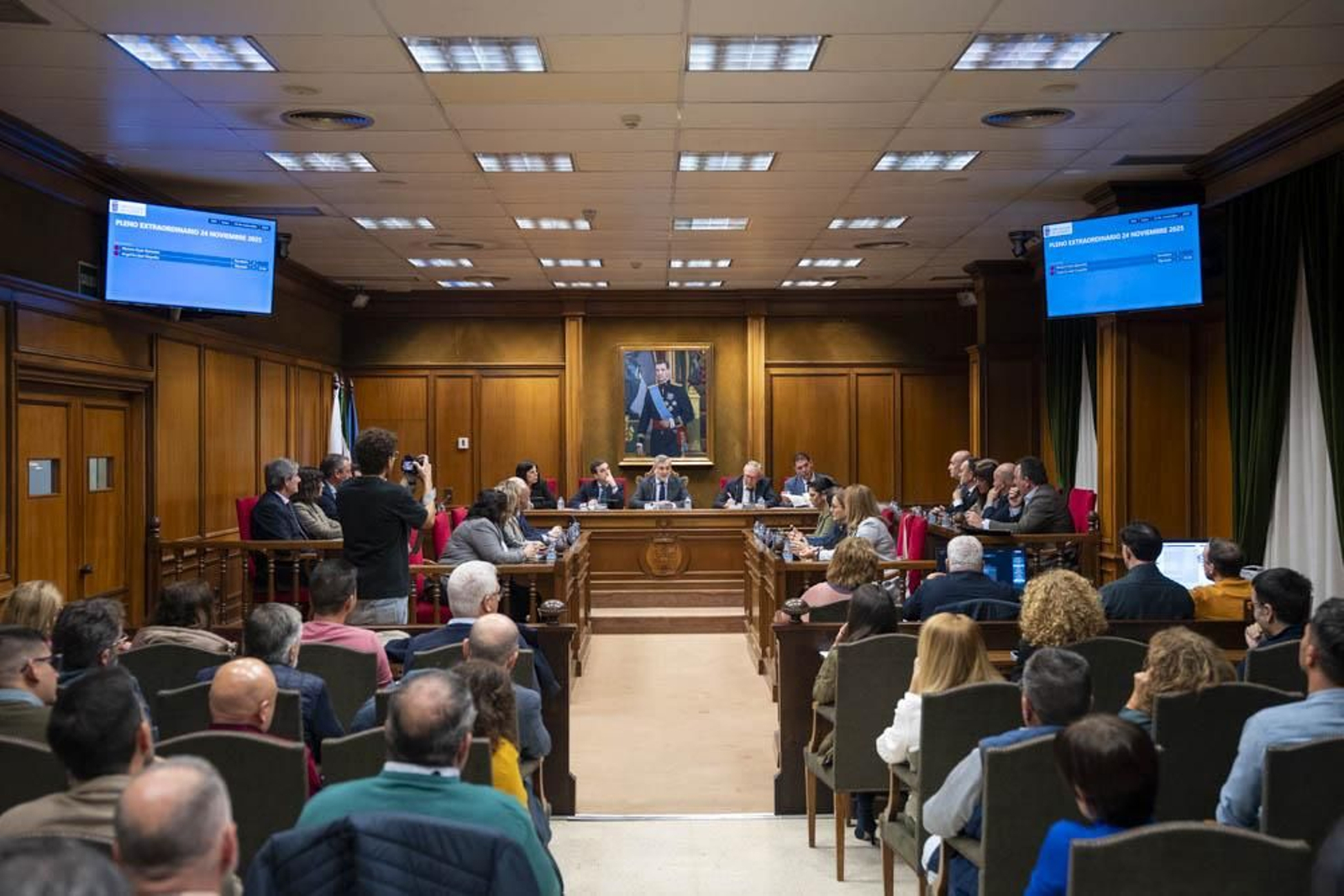 Las imágenes del primer pleno en Diputación sin Javier Aureliano García