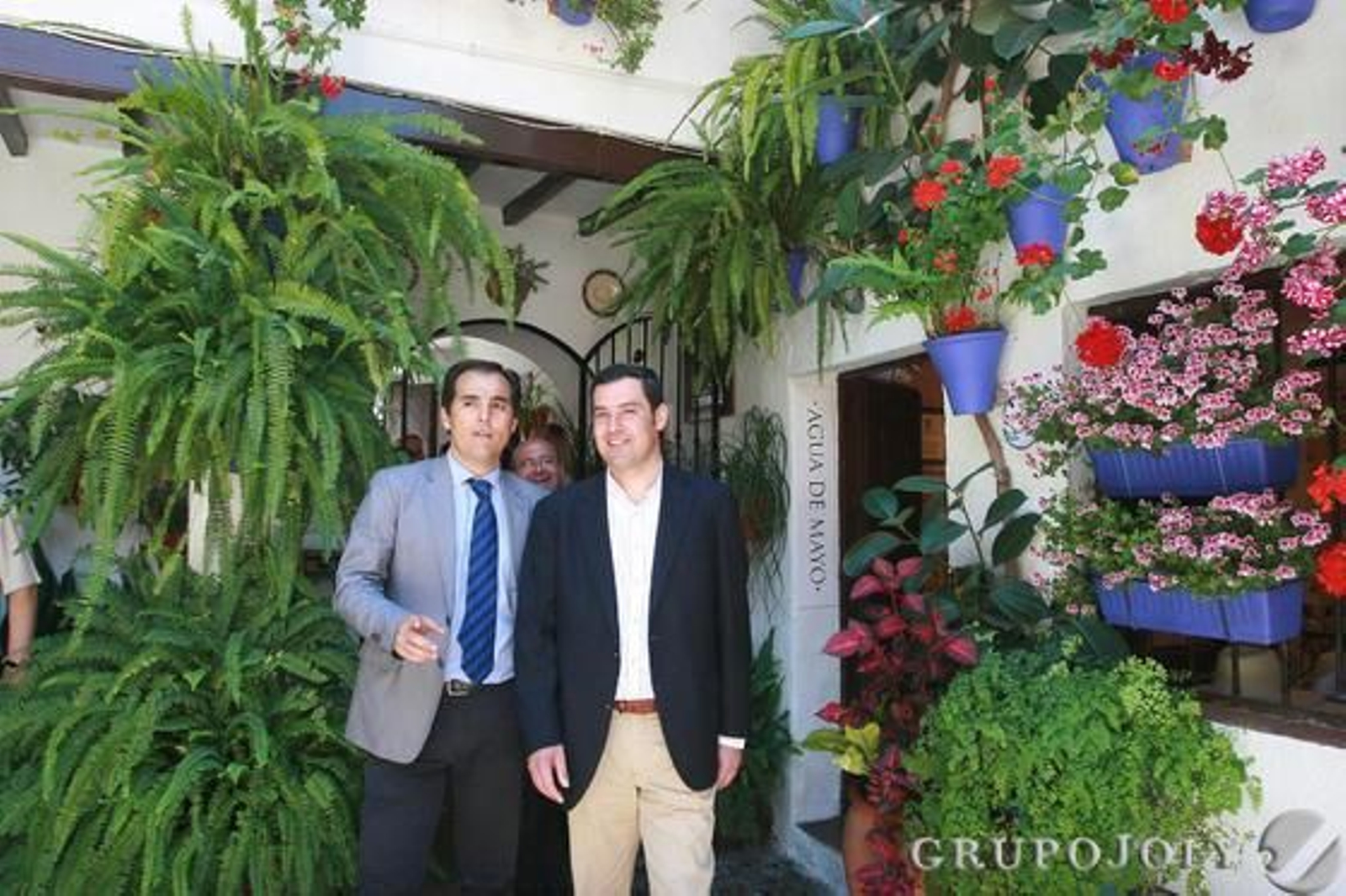 El presidente del PP andaluz, Moreno Bonilla, y el alcalde José Antonio Nieto visitan el patio de San Basilio, 50.

Foto: Barrionuevo