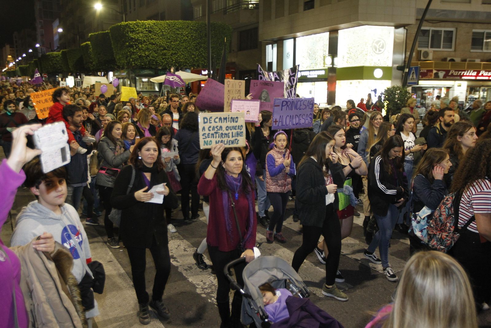 Fotogalería manifestación Día Internacional de la Mujer en Almería