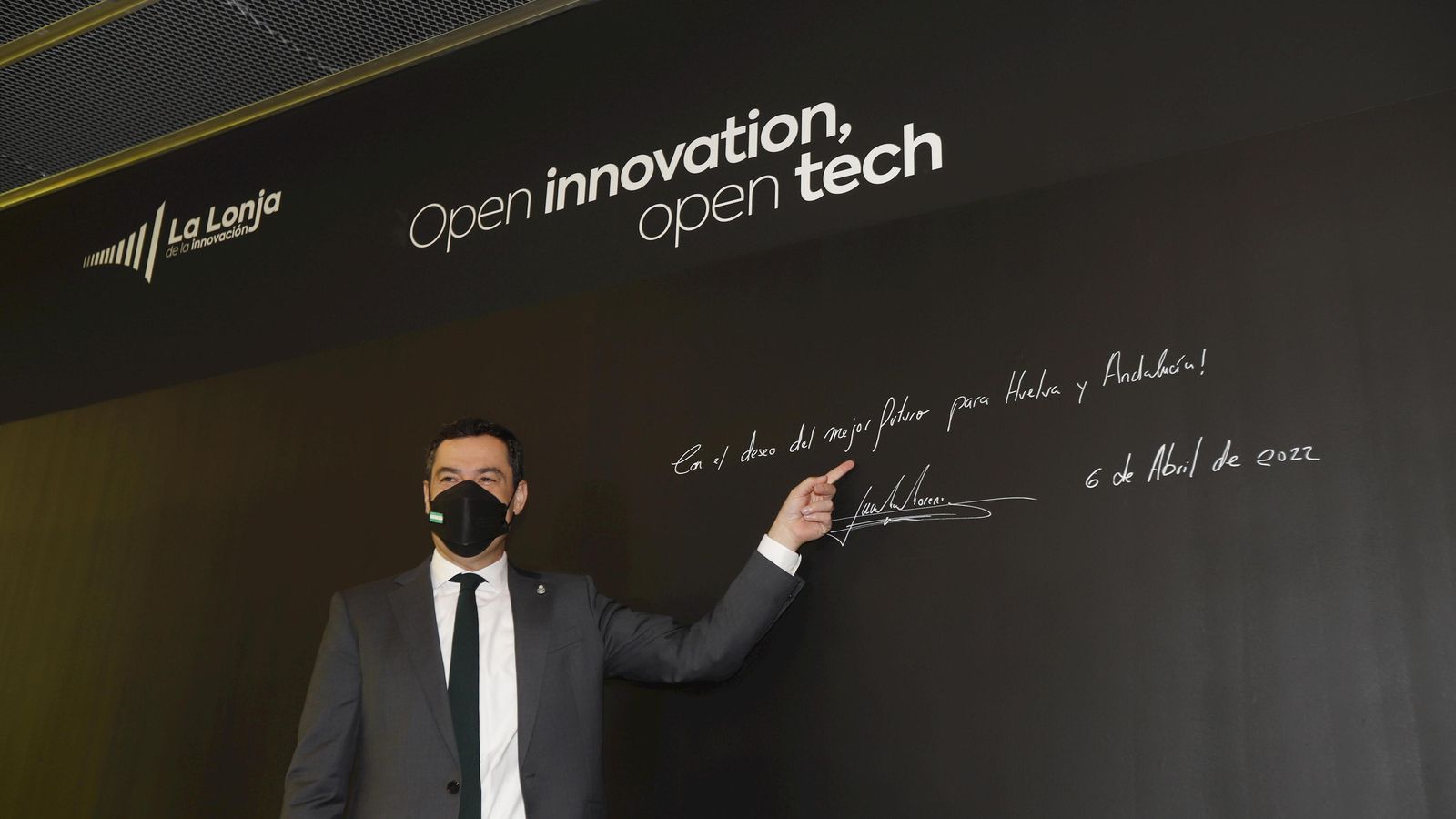 'Con el deseo del mejor futuro para Huelva y Andalucía' escribió el presidente de la Junta en la pared de las instalaciones.