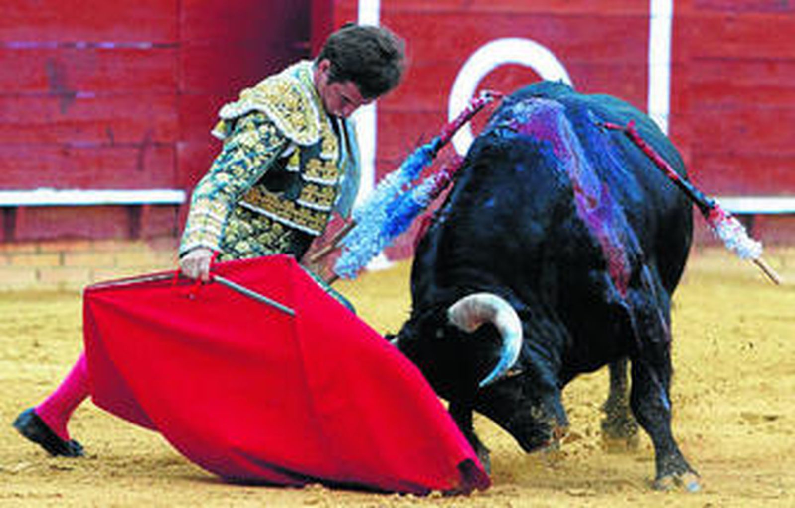 Julián López 'El Juli', en un muletazo por bajo en la plaza de toros de La Merced.