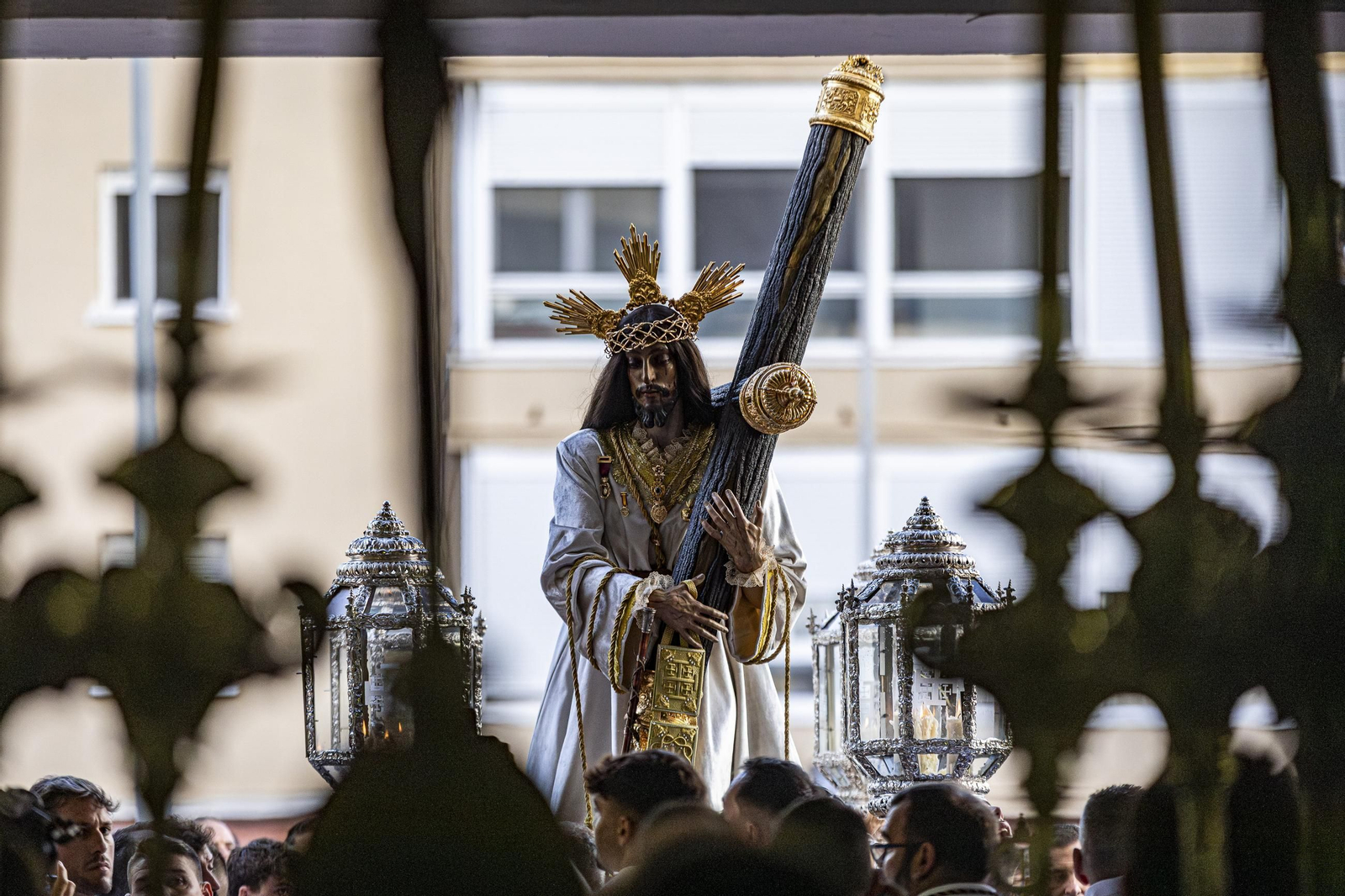Las imágenes de la histórica visita del Nazareno de Santa María al hospital Puerta del Mar de Cádiz