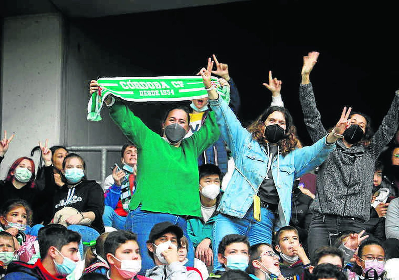Aficionados del Córdoba CF animando en El Arcángel.