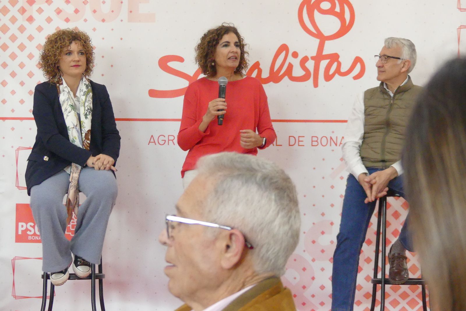 La ministra de Hacienda participa en el Día de la Rosa de Bonares y ensalza "el ejemplo de cooperacion vecinal"