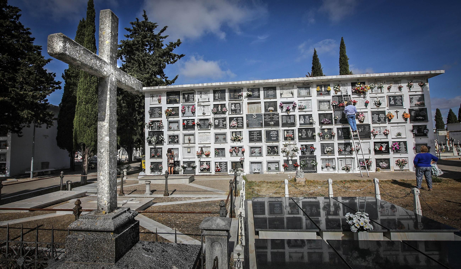 Día de todos los Santos en el cementerio