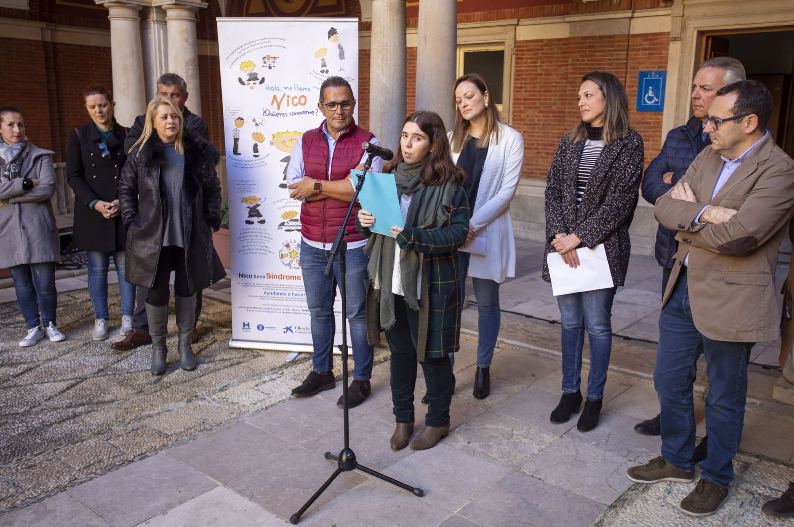 Lectura del Manifiesto del Día del Asperger en el patio del Ayuntamiento de Huelva.