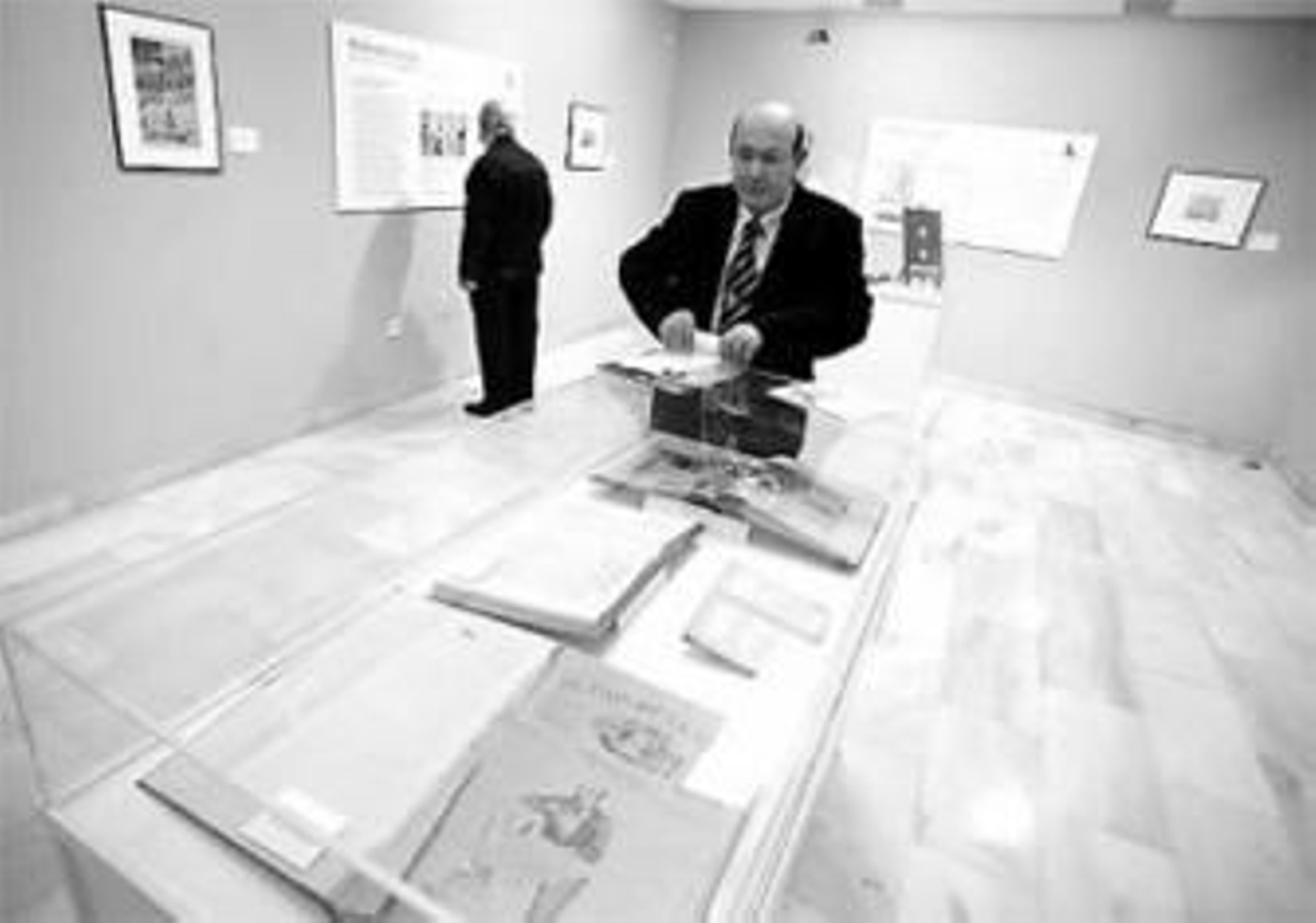 La exposición incluye los planos más famosos del autor.