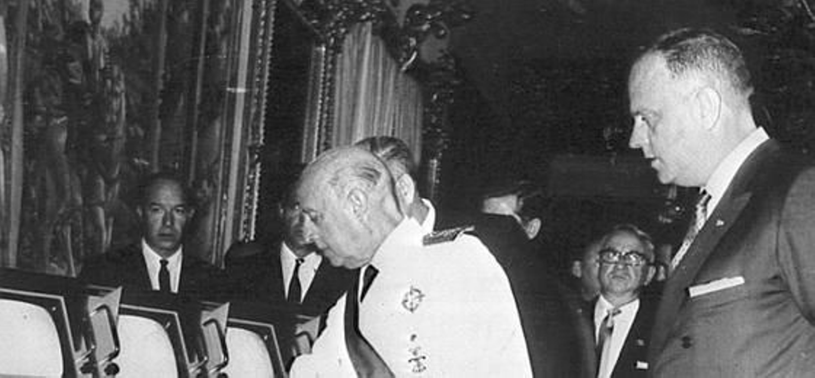 Fraga acompaña al general Francisco Franco en su época de ministro del régimen.