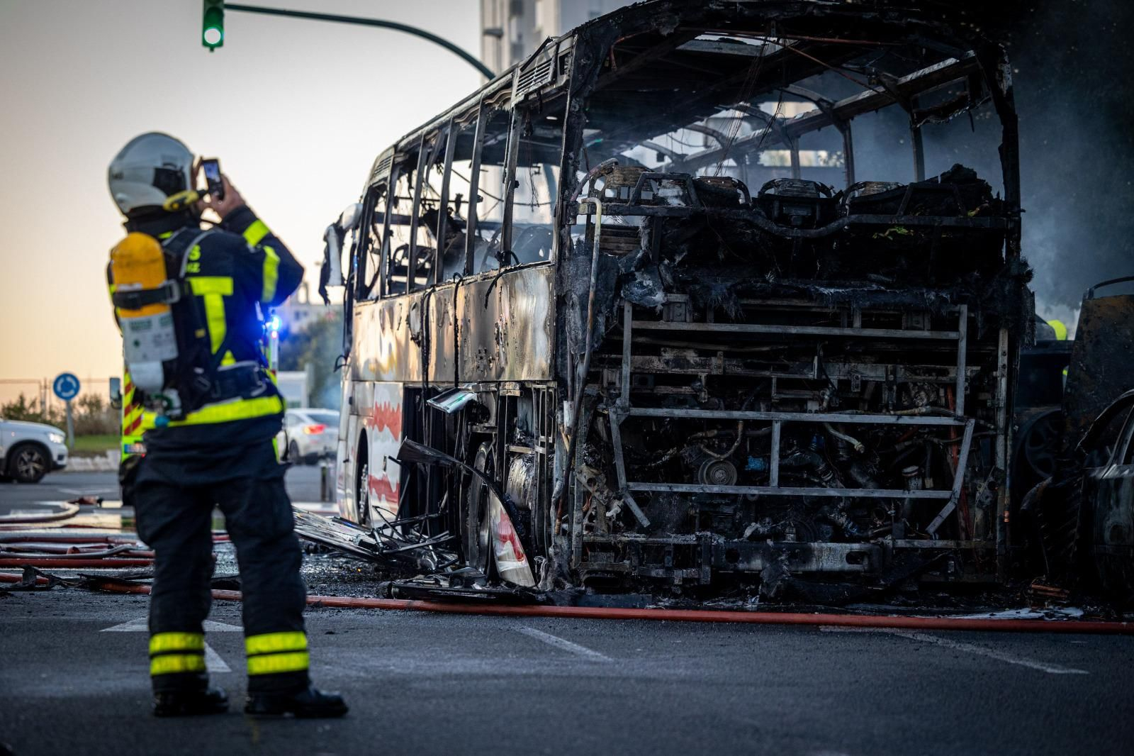 Así ha quedado el autobús que ha ardido esta mañana en Cádiz