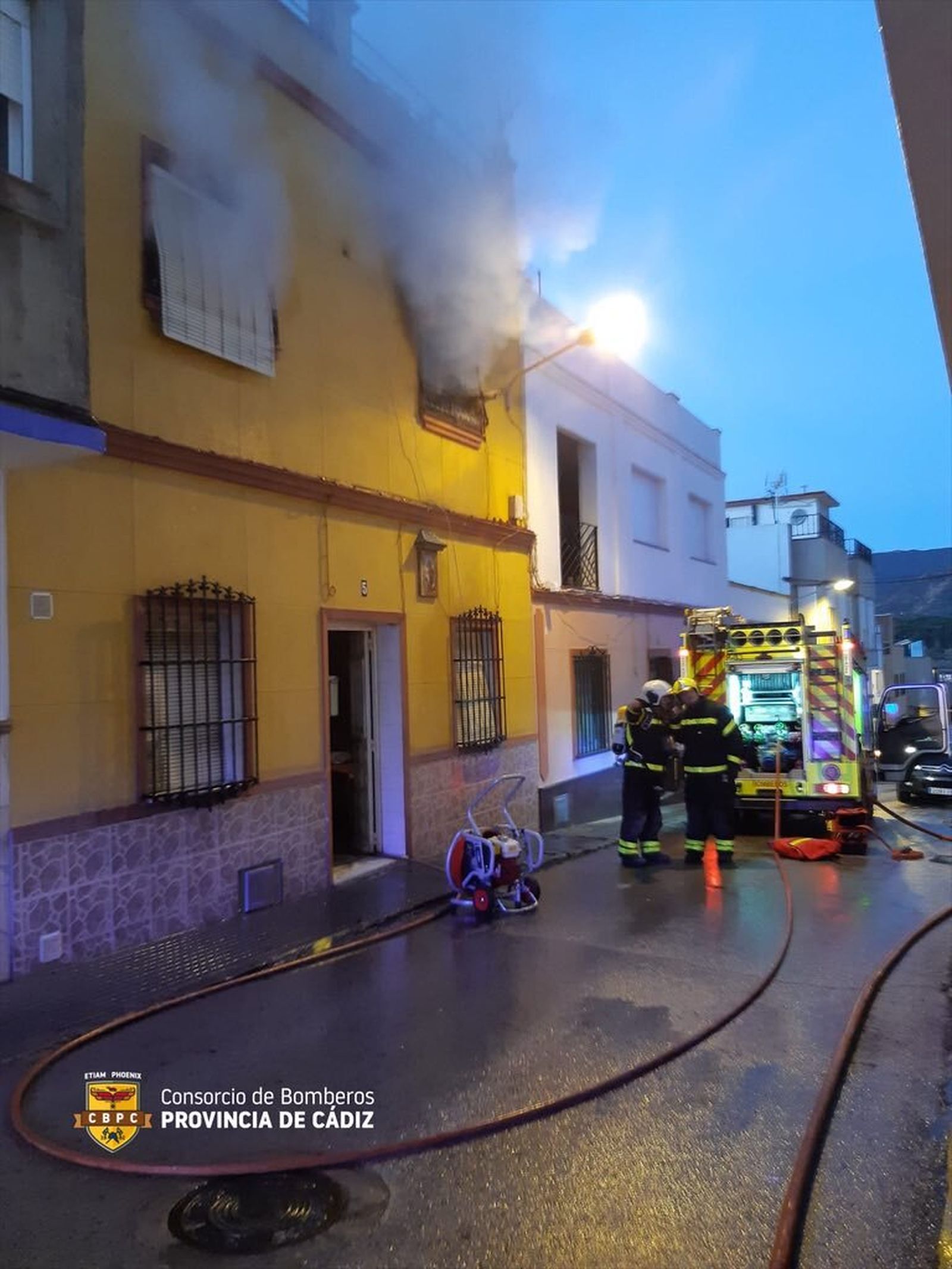 El humo sale por las ventanas de la vivienda en la calle Coruña.