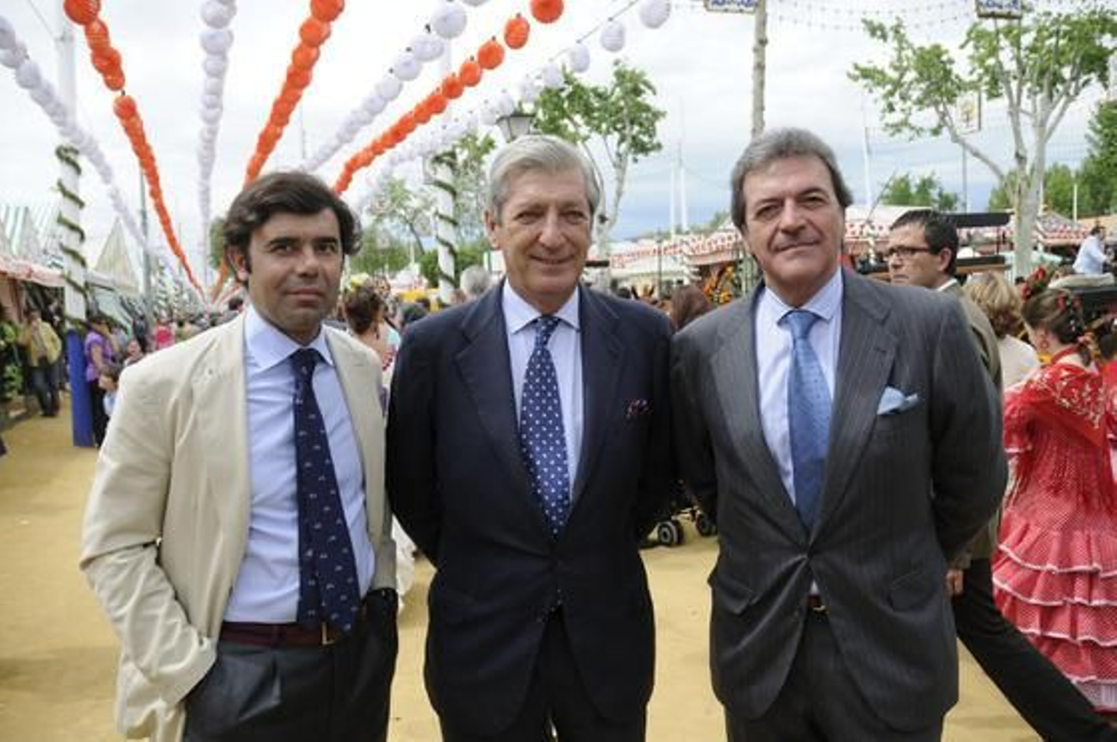 Esteban Pizjuán, presidente de MP Construcción; Javier Maza, director de MP Construcción; y Francisco Javier de Aspe, presidente de Navicoas, en la recepción de la Cámara de Comercio.

Foto: Juan Carlos Vázquez