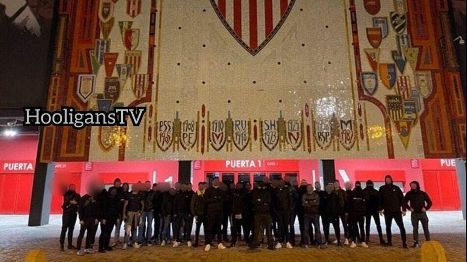 Ultras húngaros posan delante del escudo del Ramón Sánchez-Pizjuán en la noche del miércoles.