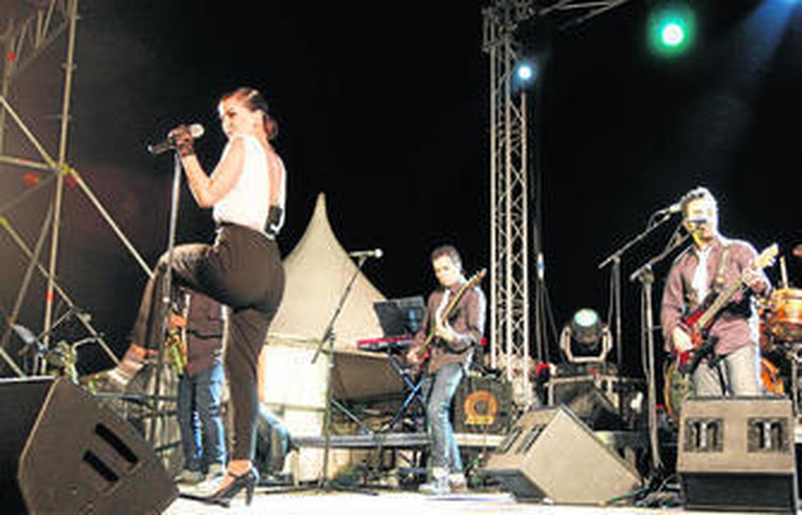 Roko durante su actuación anoche en la playa de las Conchas.