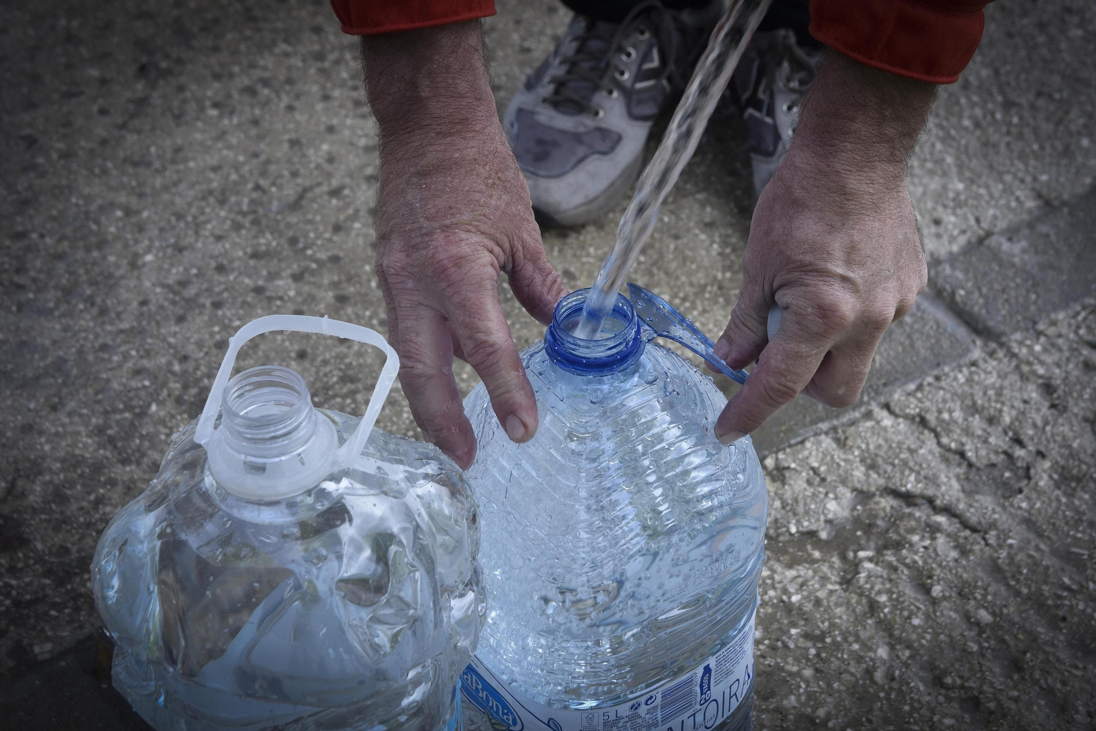 Llenado de botellas de agua potable. Llenado de botellas de agua potable.
