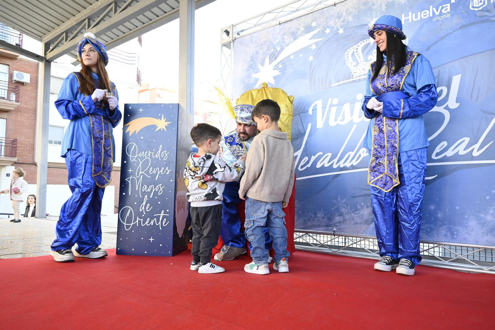 Recogida de cartas del paje real en la plaza Miguel Raya en el Molino, en imágenes