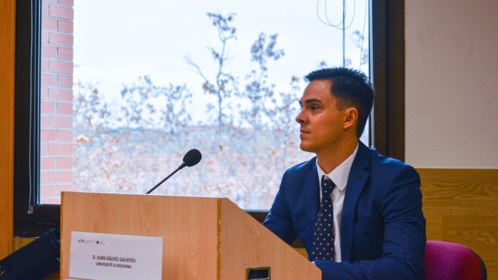 Juan Gálvez durante la defensa de su artículo científico.
