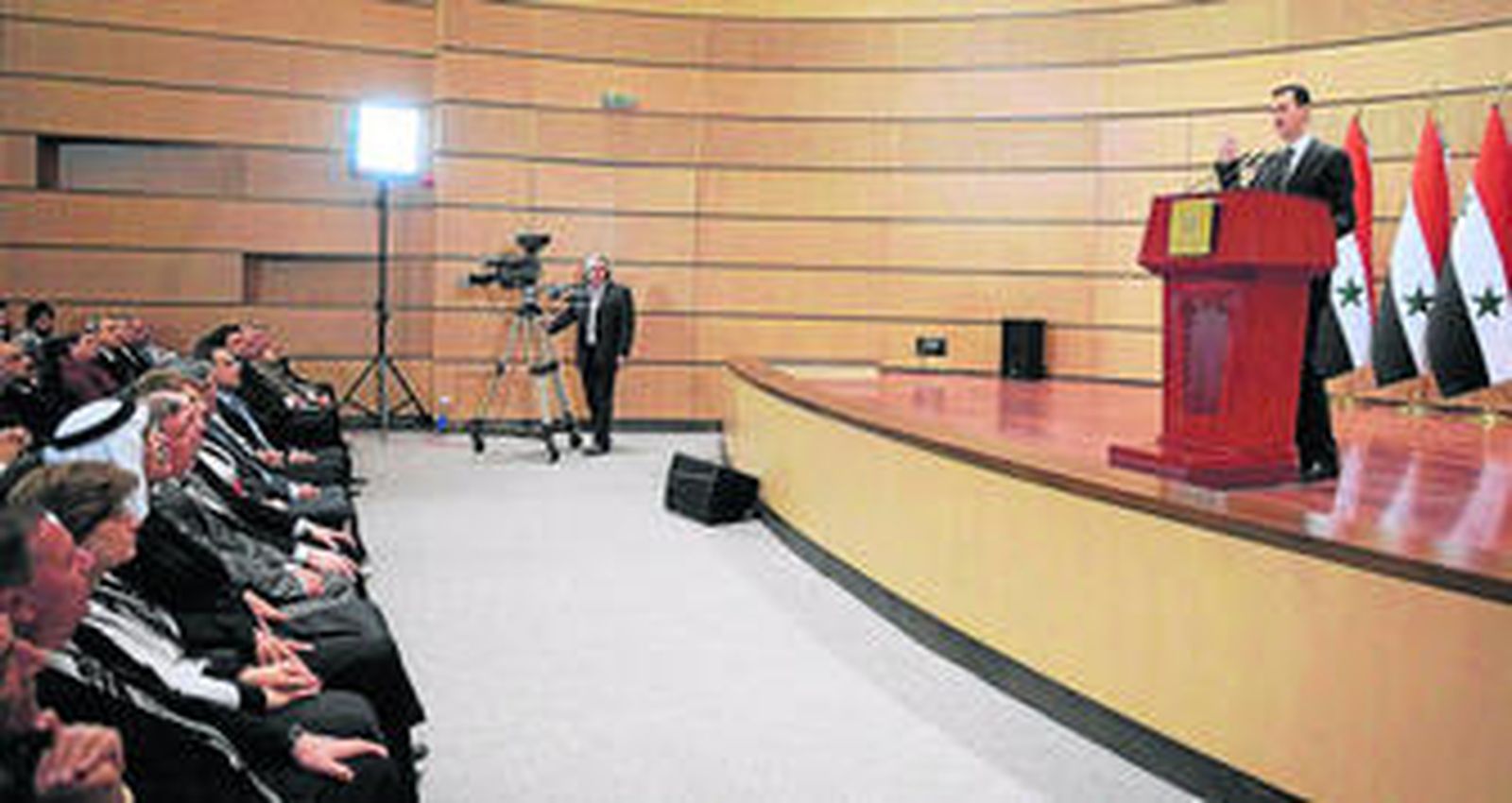 El presidente Asad pronuncia su discurso en la Universidad de Damasco.