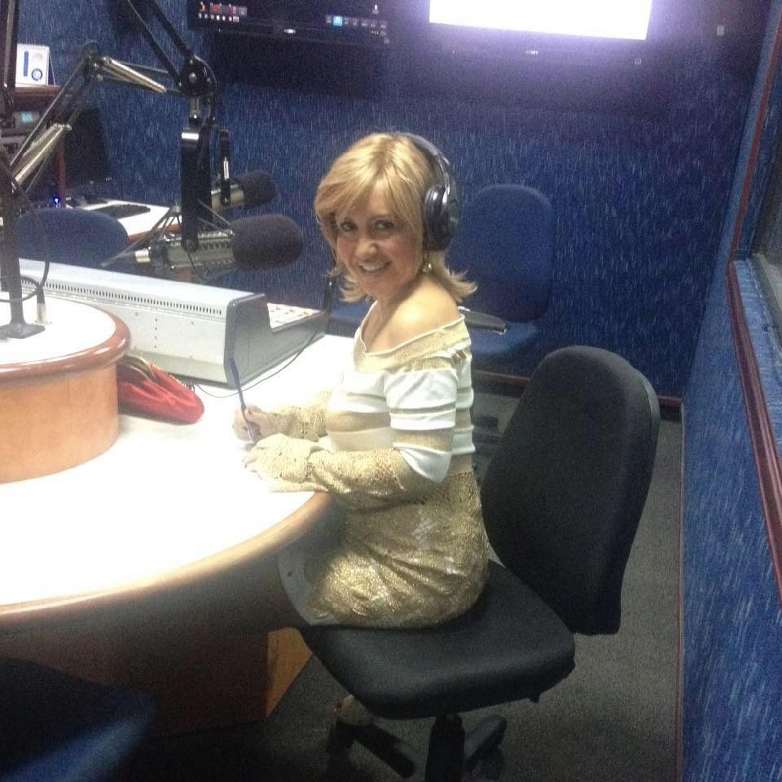 La comunicadora almeriense durante un programa radiofónico.