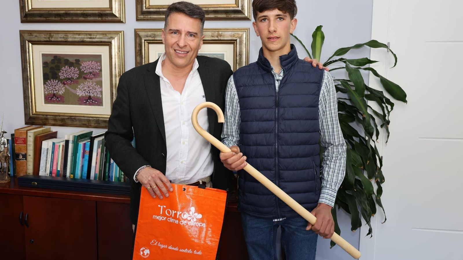 David Tomé junto al alcalde del municipio, Óscar Medina