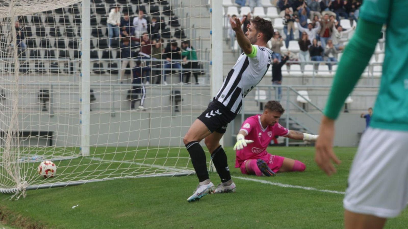 Fran Carbià festeja su gol, el primero de los locales Fran Carbià festeja su gol, el primero de los locales