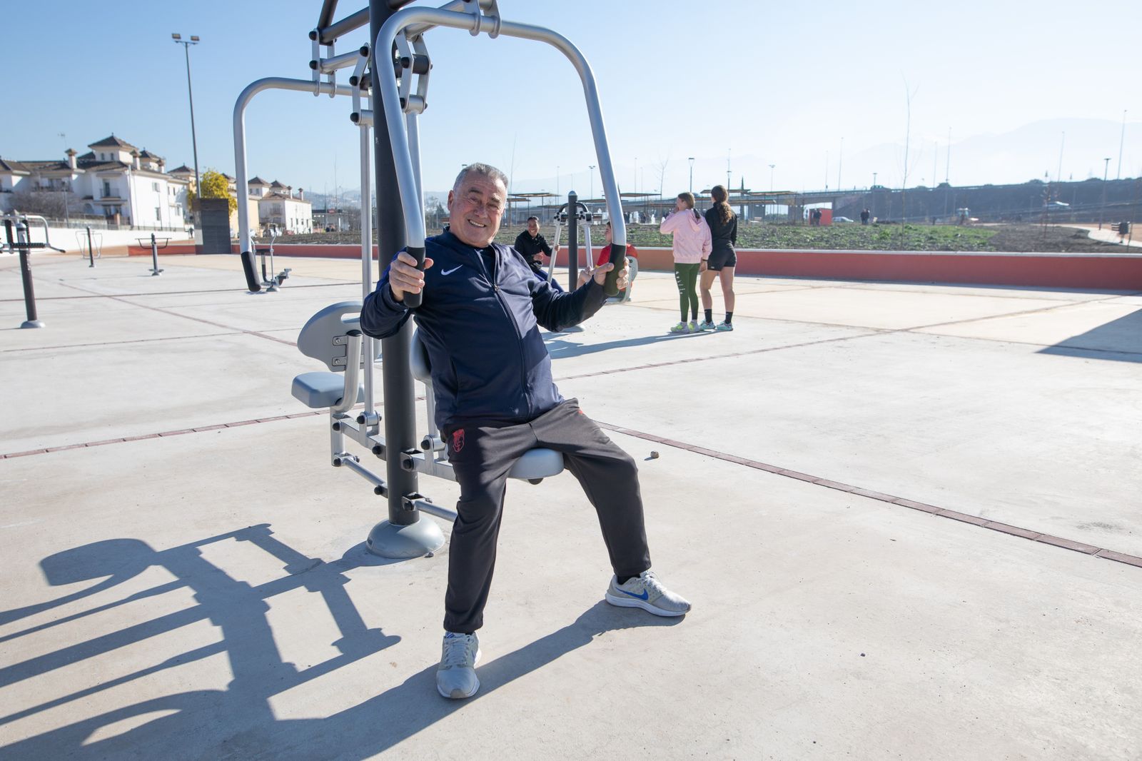Un ciudadano prueba las máquinas de ejercicio instaladas en el nuevo parque del Zaidín