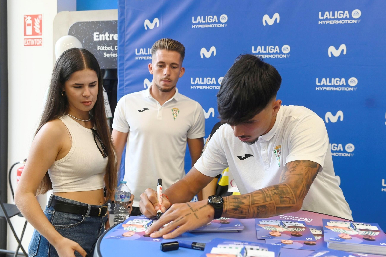 La pasión por el Córdoba CF se traslada a Las Tendillas en la firma de autógrafos de Isma Ruiz y Kevin Medina
