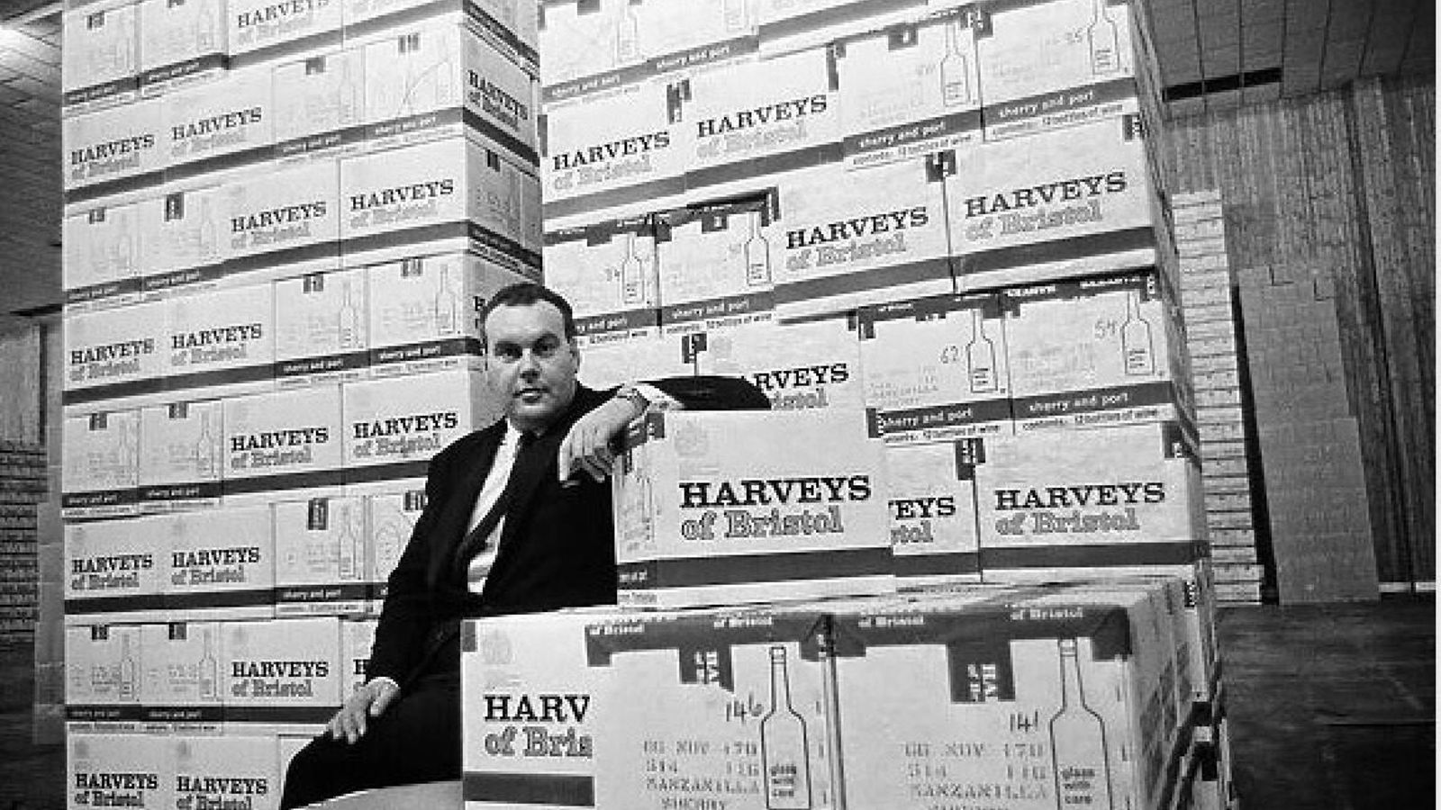 6.- Sir Keith Showering junto a cajas de jerez.