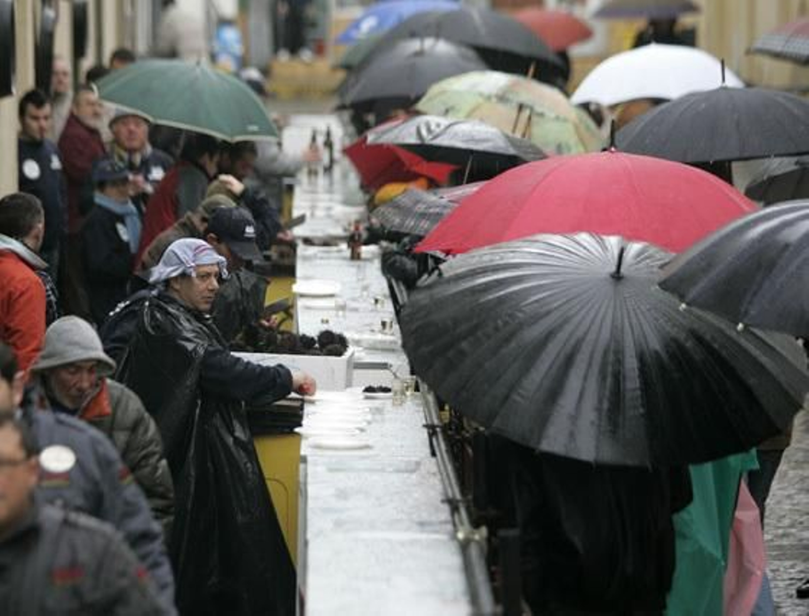Las precipitaciones provocaron una baja afluencia de personas a la cita precarnavalera y la suspension de las actuaciones previstas.   Foto: Jesus Marin