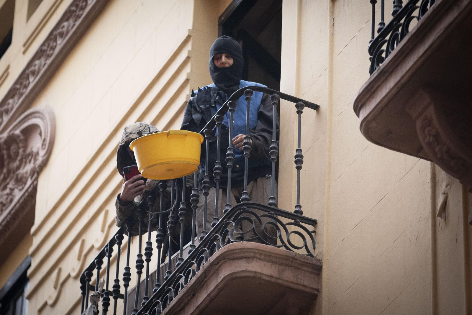 Todas las imágenes de la intervención policial contra unos okupas en Granada: tensión, detenidos y un herido