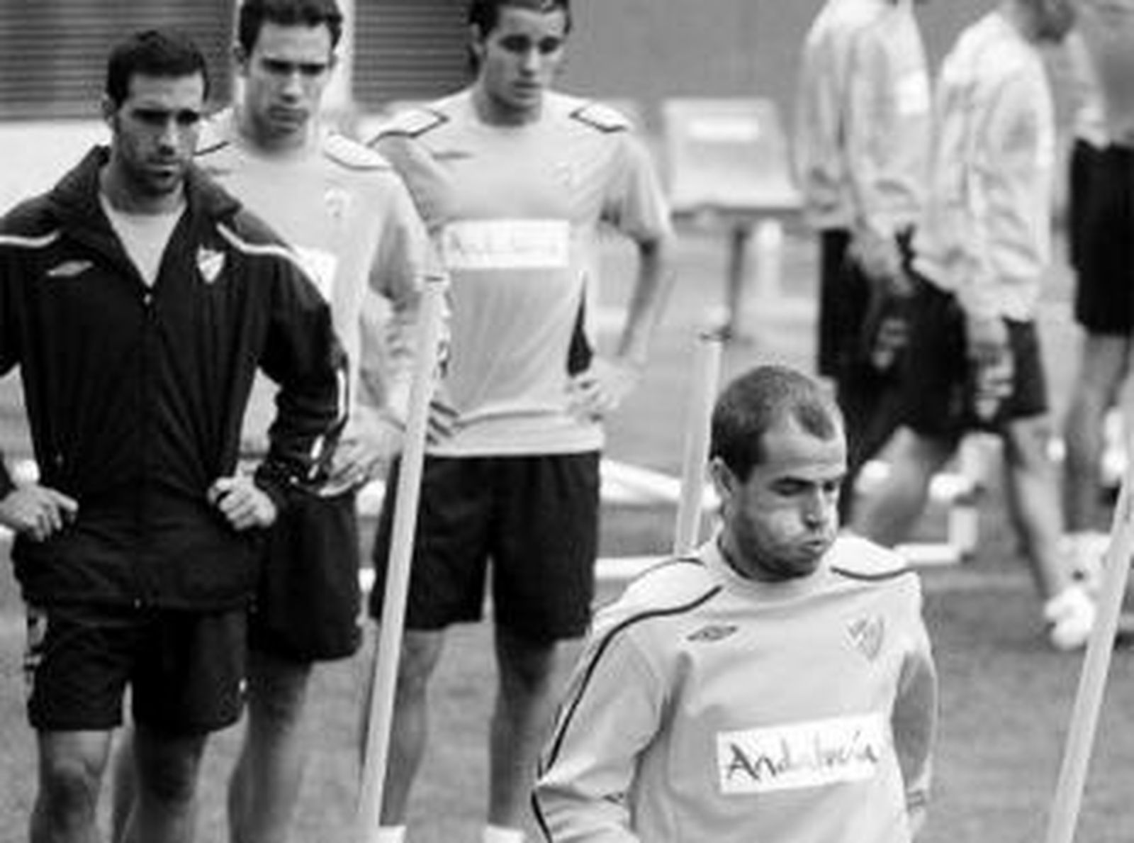 Duda, con Jesús Gámez, Lolo y David González, en un entrenamiento en La Rosaleda.