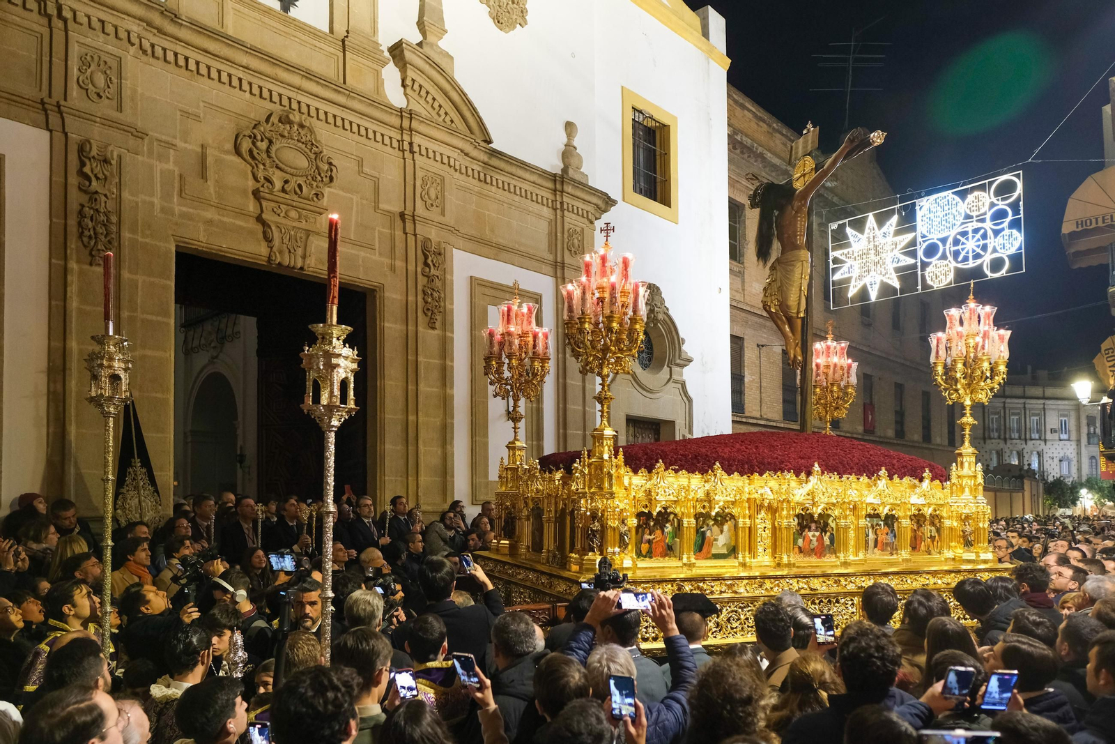 Imágenes de la procesión extraordinaria de regreso del Cristo de San Agustín a San Roque