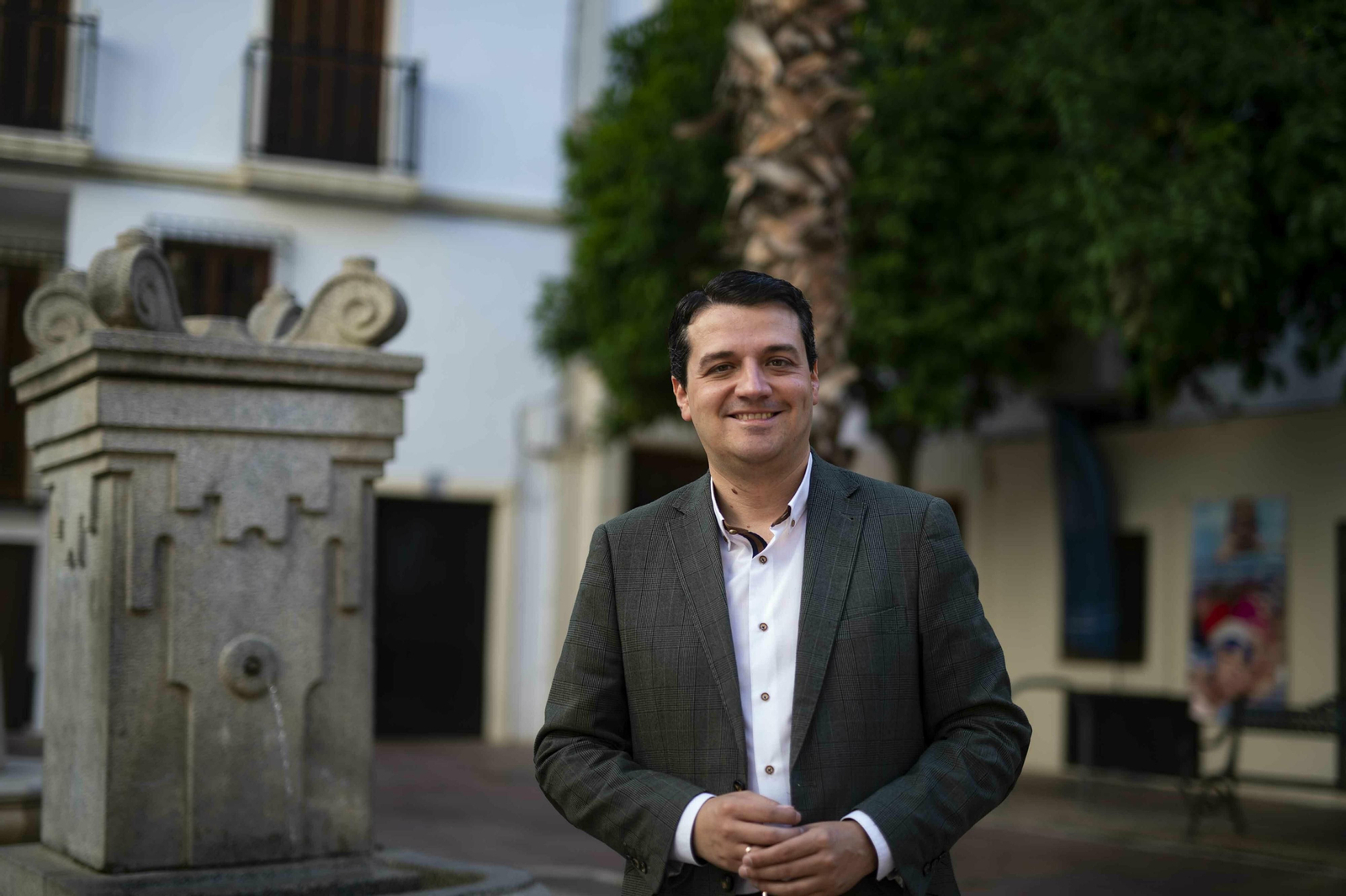 El alcalde, José María Bellido, en la plaza de San Miguel.