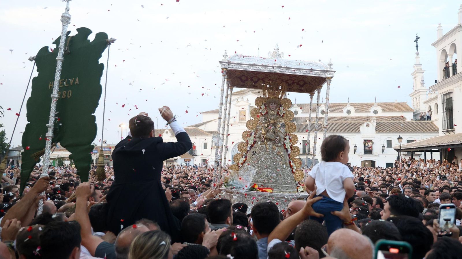 La Virgen del Rocío en procesión. La Virgen del Rocío en procesión.