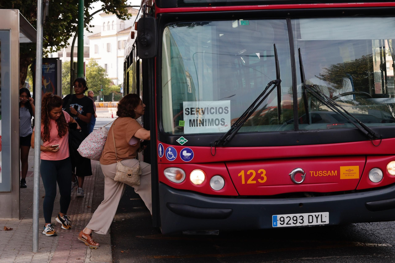 Un autobús de Tussam este miércoles con el cartel de "Servicios mínimos"
