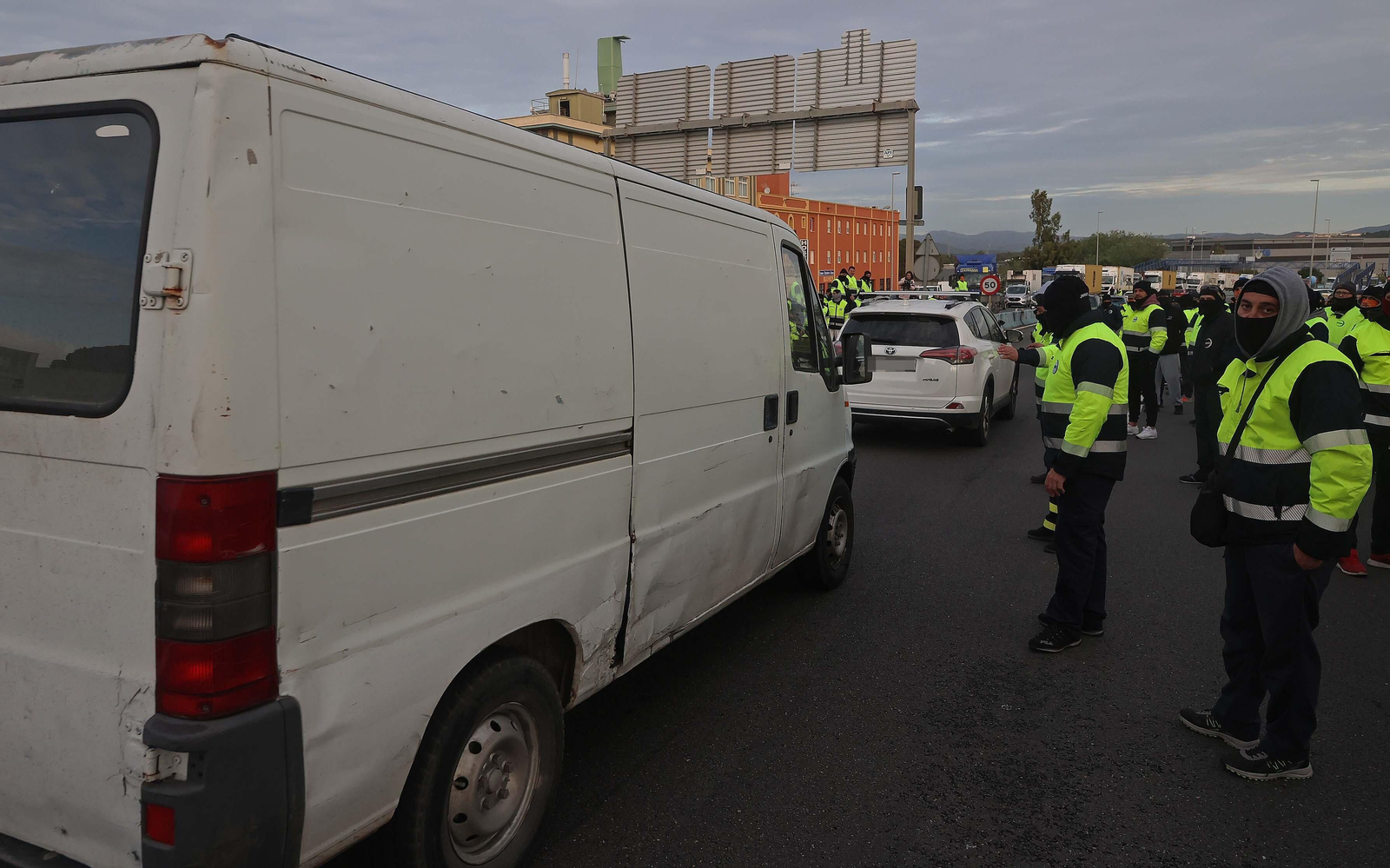 El nuevo corte de la A7 por los huelguistas de Acerinox, en imágenes