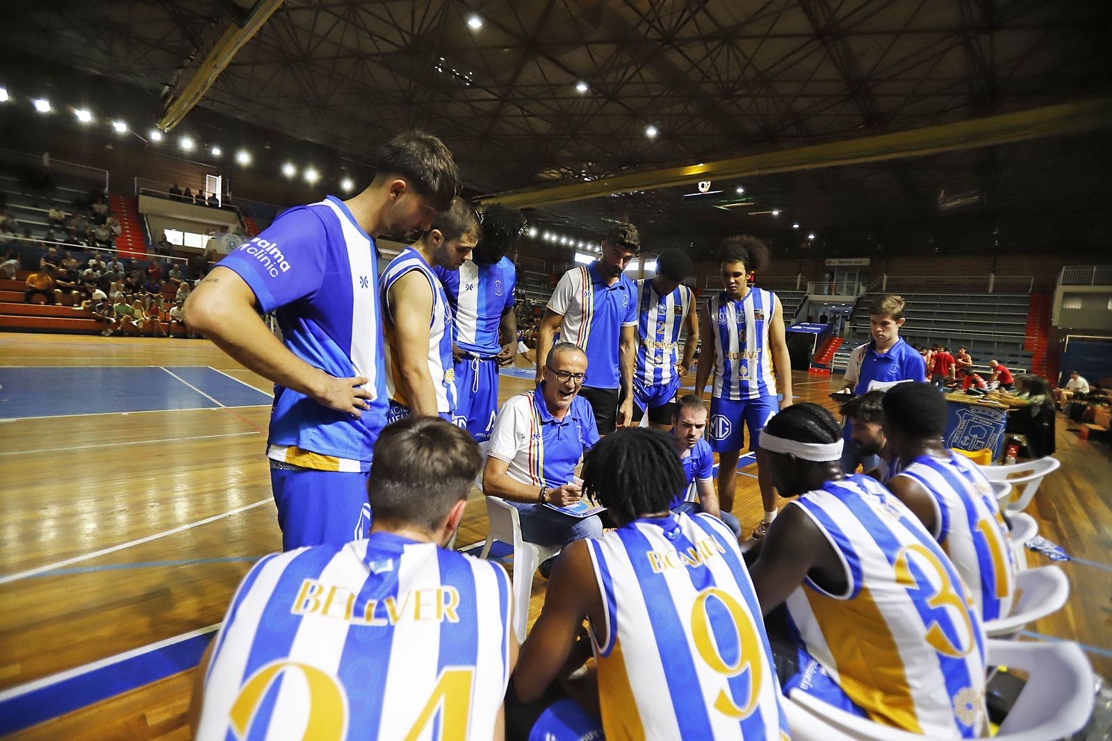 Imágenes del partido de baloncesto entre el Huelva Comercio Viridis y el Juventud Alcalá
