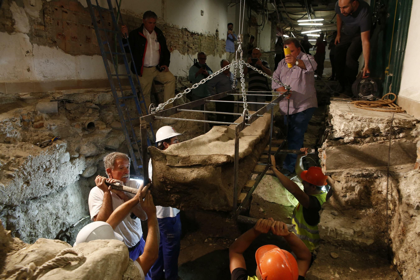 La extracción del sarcófago romano, en imágenes