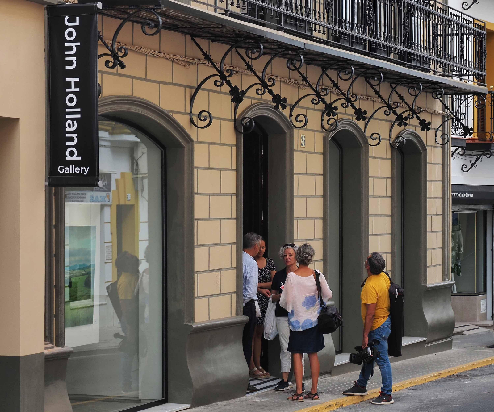 Enrique Romero Santana regresa a Lepe y pone en marcha la primera galería de arte de la ciudad.