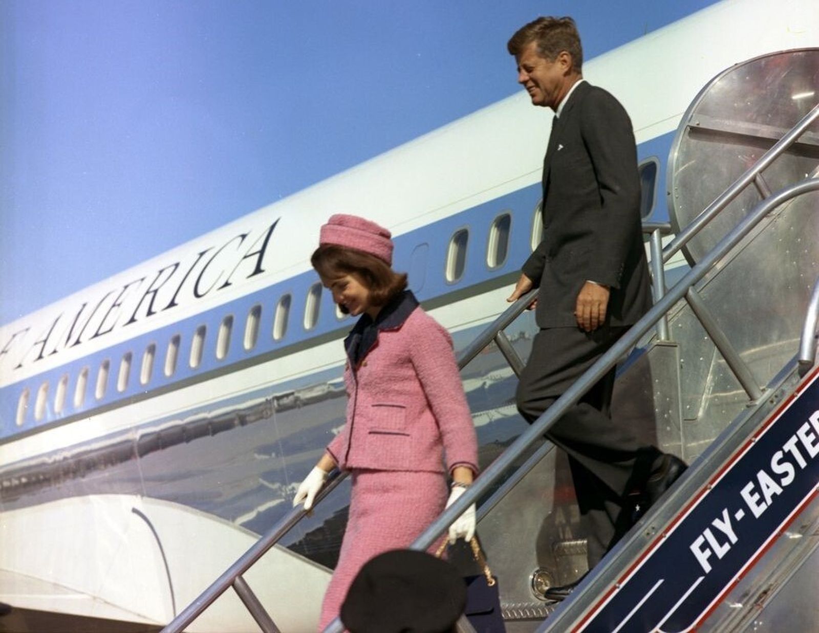 El presidente Kennedy y su esposa Jackie a la llegada a Dallas en la víspera del fatídico día de su asesinato