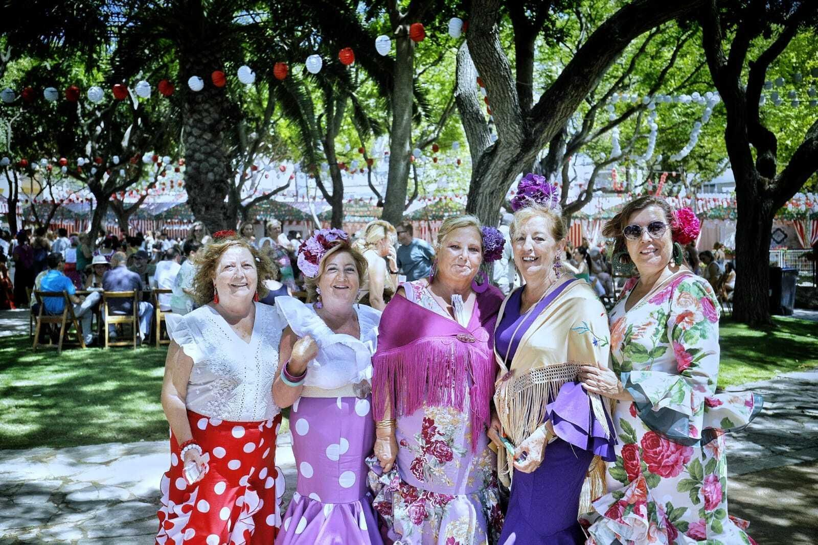 Búscate en las imágenes del Día de la Mujer de la Feria del Carmen de San Fernando