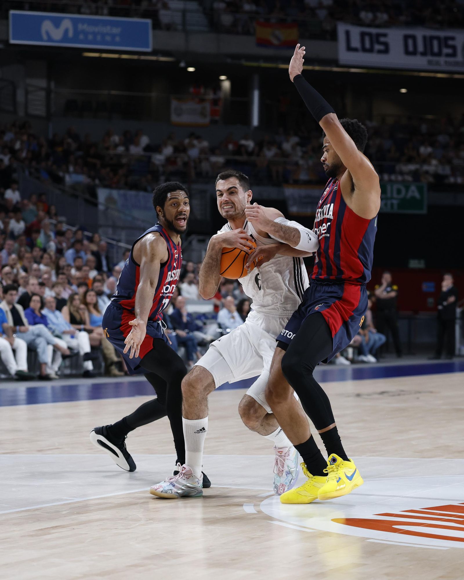 El Real Madrid sufre pero gana al Baskonia (82-76)
