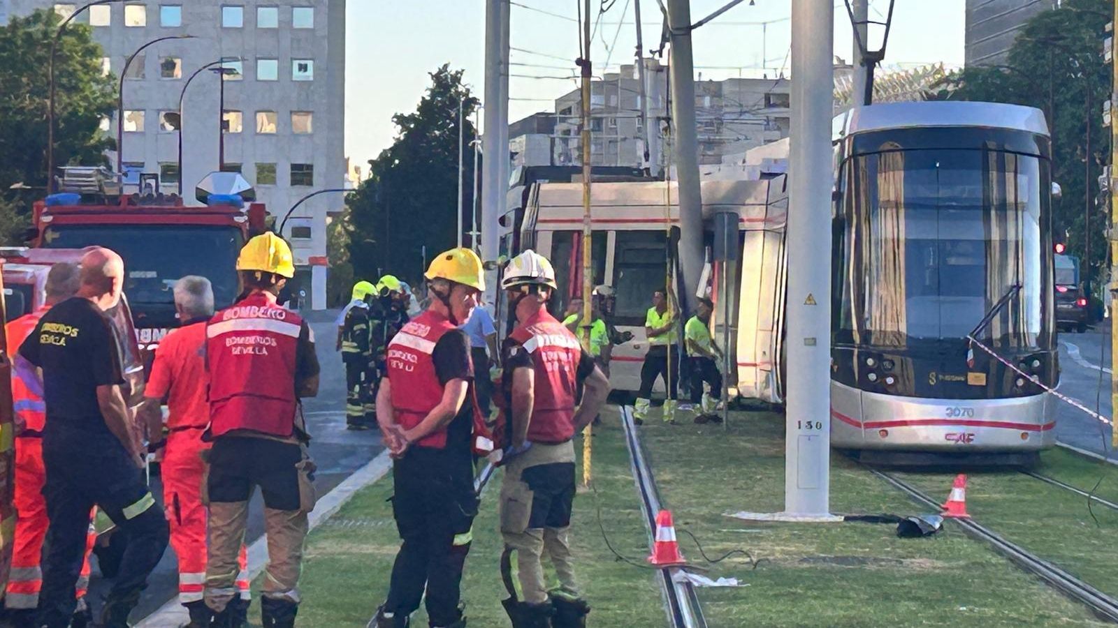 Los bomberos, desplegados junto al tranvía descarrilado. Los bomberos, desplegados junto al tranvía descarrilado.