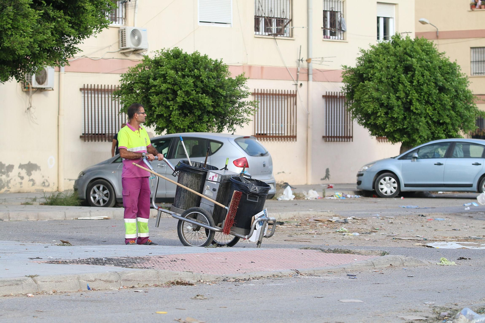 Las imágenes de la basura producida por el mercadillo de El Puche