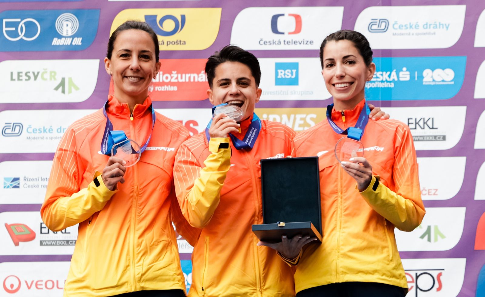 María Pérez, junto a sus compañeras, en el podio.
