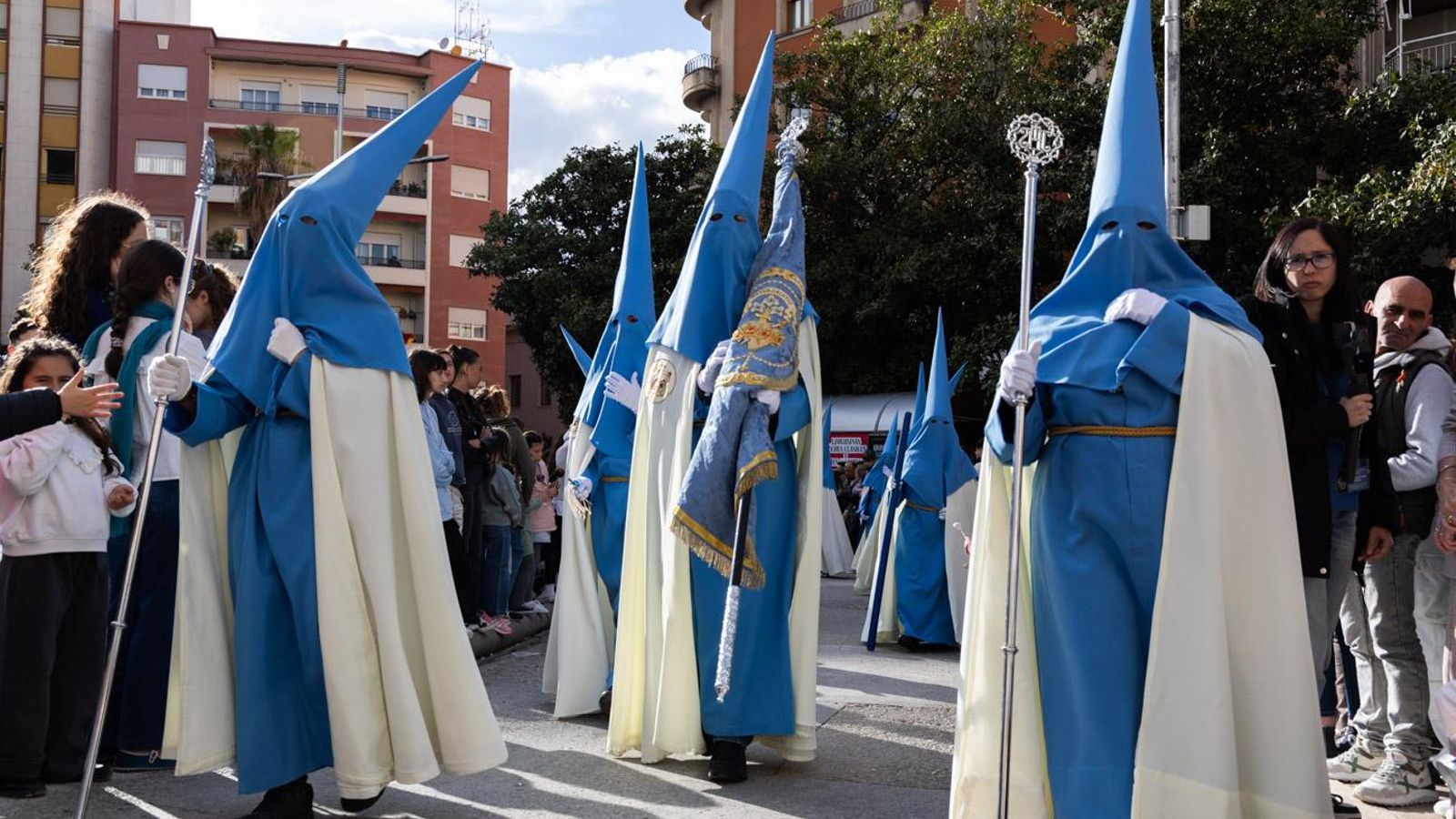 Los cofrades se rinden ante los grandes pasos de misterio del Lunes Santo