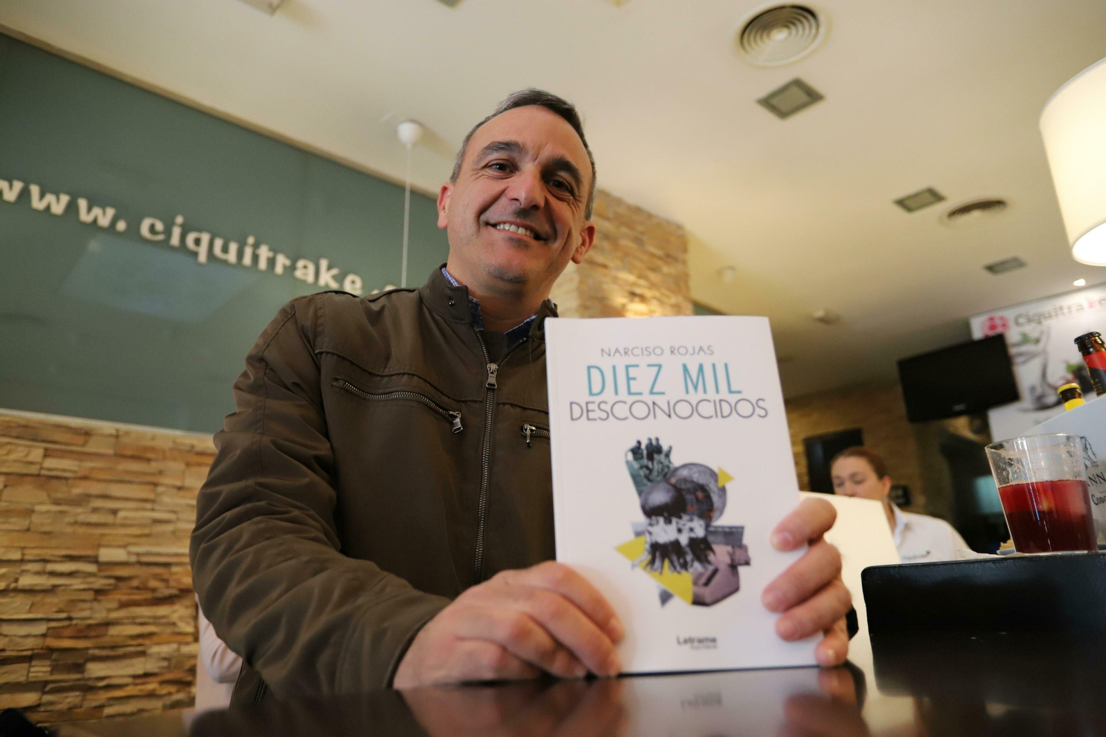 Narciso Rojas, con su libro en la Tertulia Deportiva de la semana pasada.