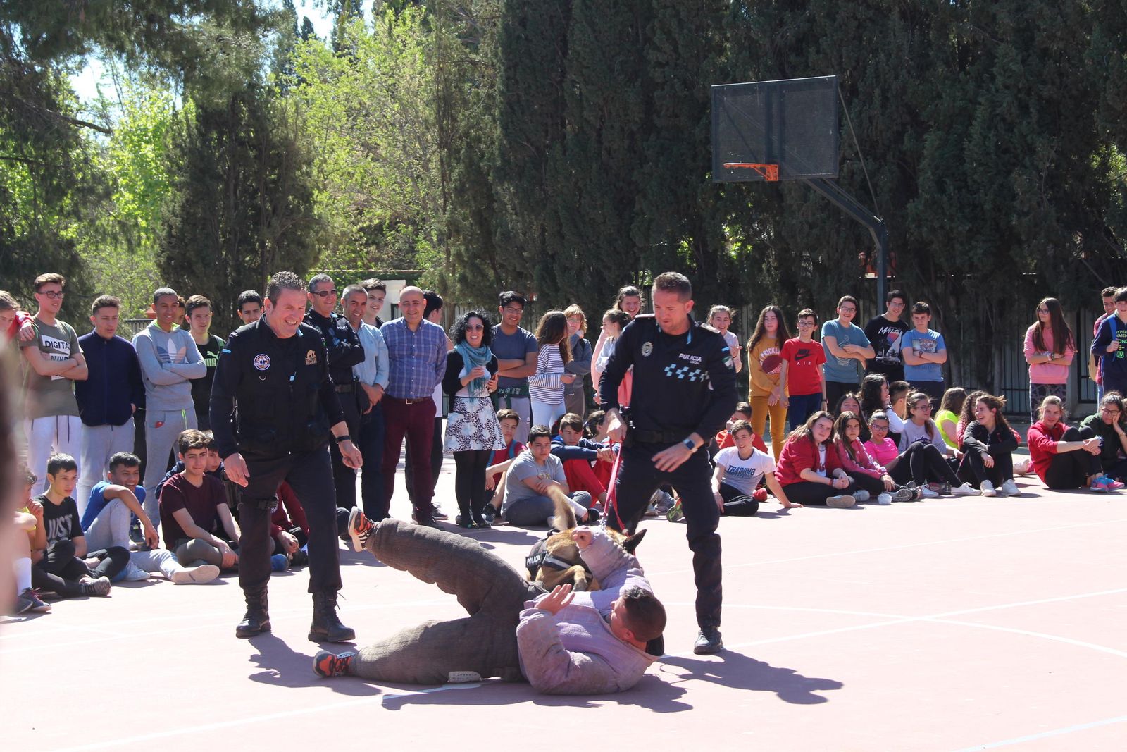 El alcalde atiende las explicaciones de un policía con su unidad canina.