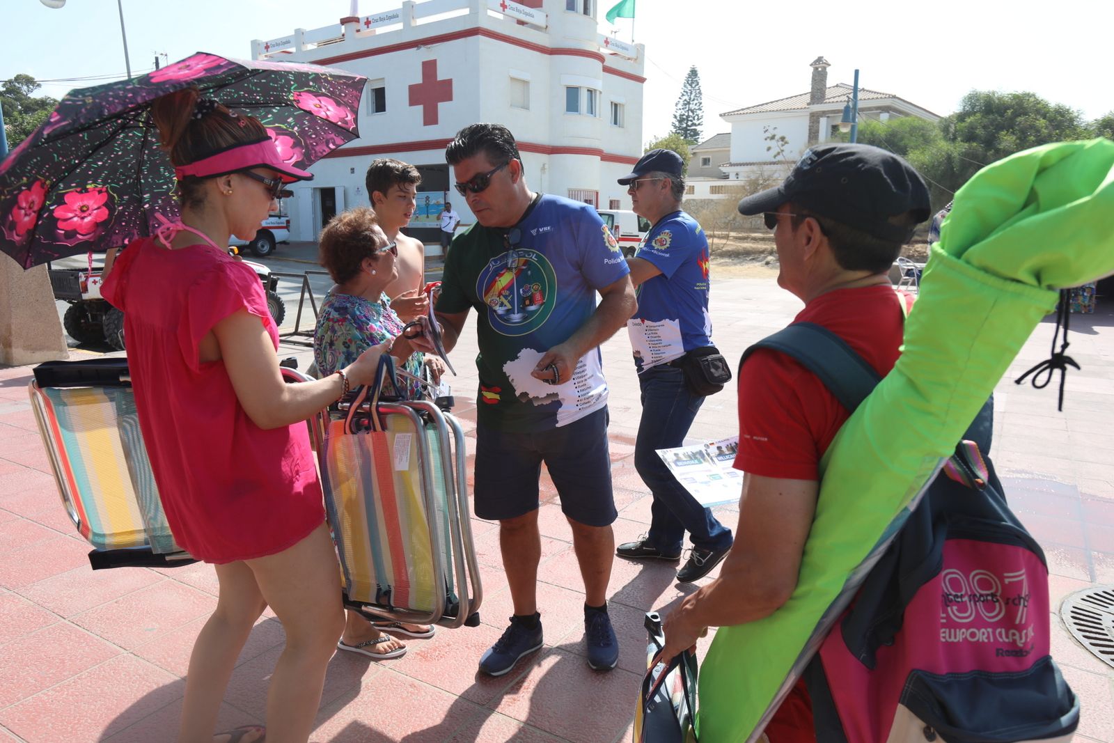 Miembros de Jusapol, durante el acto informativo llevado a cabo en la mañana del sábado en La Barrosa.