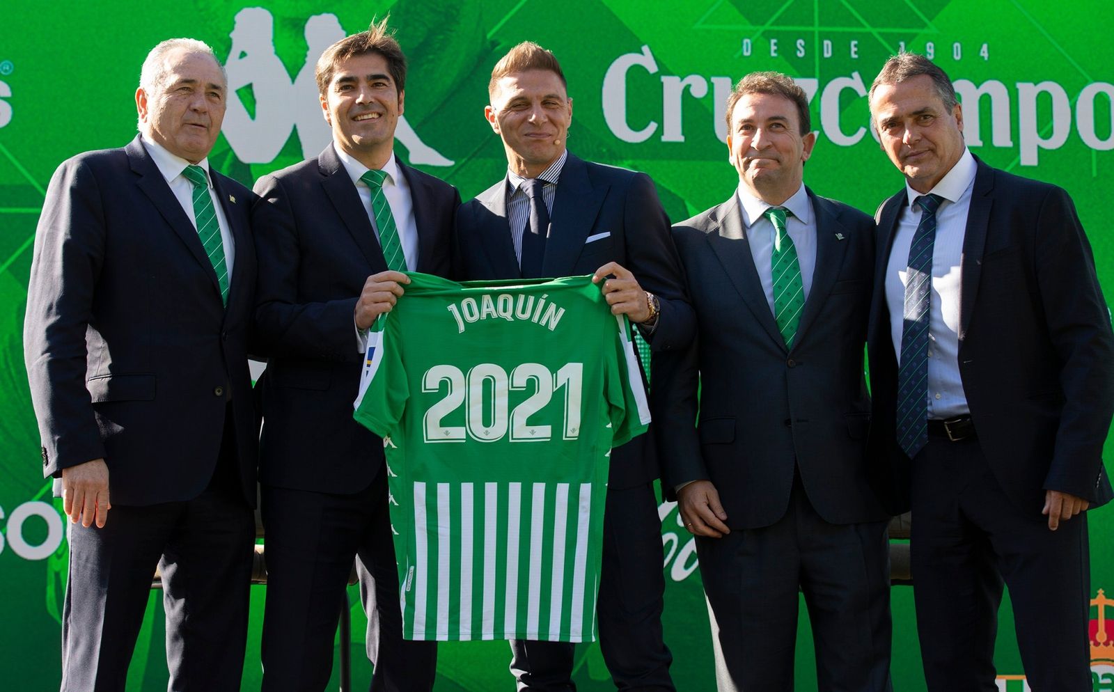 Joaquín, en el centro, posa tras firmar su renovación.