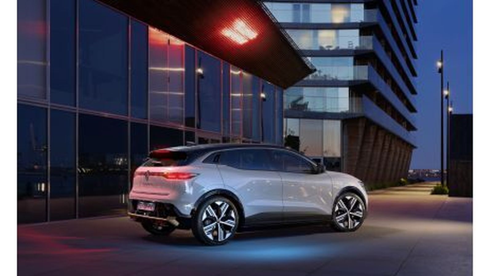 Algo más alto que una berlina como el Mégane, pero algo más bajo que un SUV, el Mégane E-Tech tiene una longitud más próxima a un Captur.